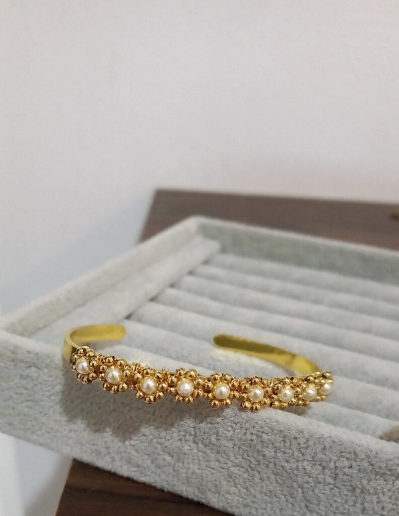Brazalete Flores Dorado/Perla