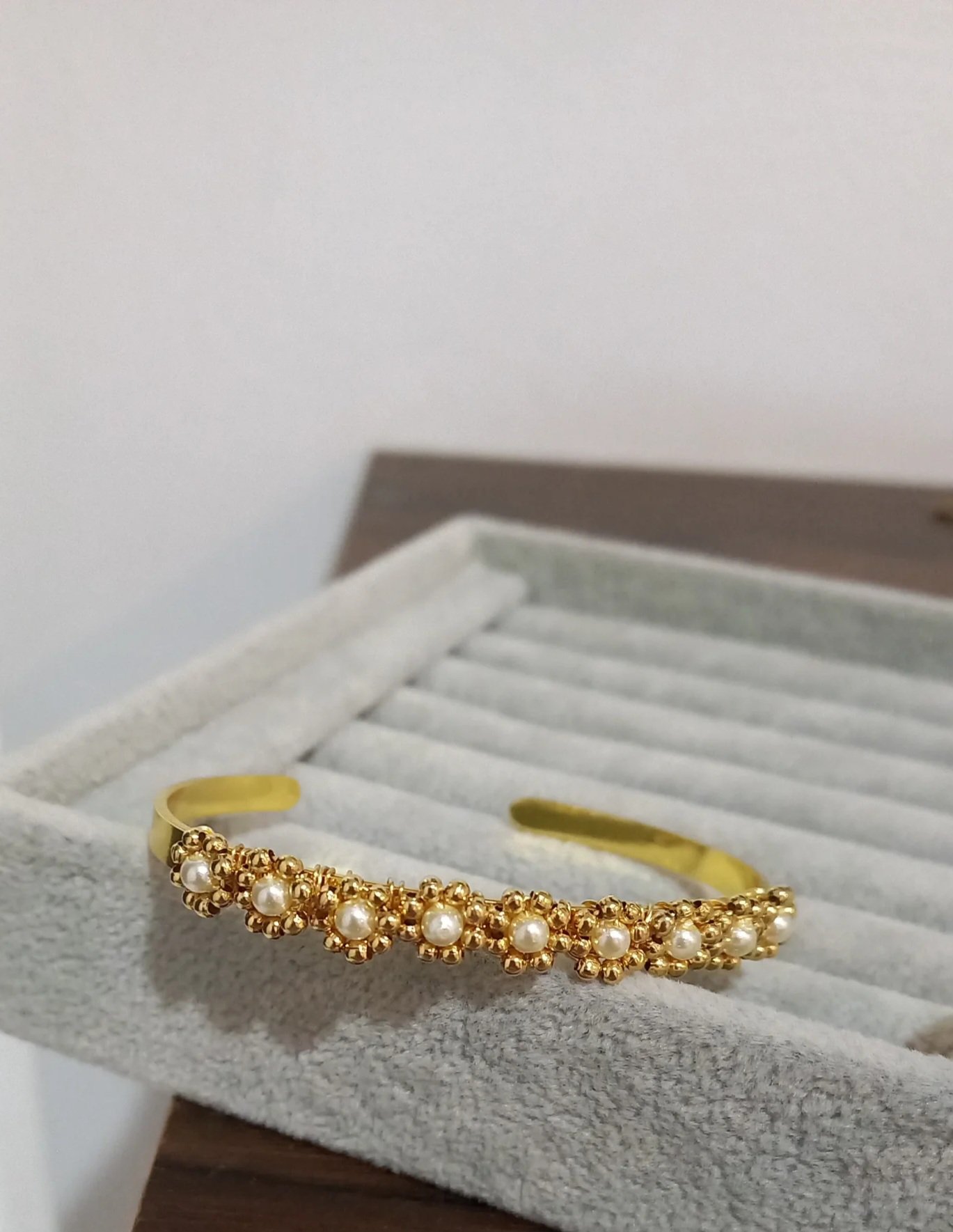 Brazalete Flores Dorado/Perla: imagen 2